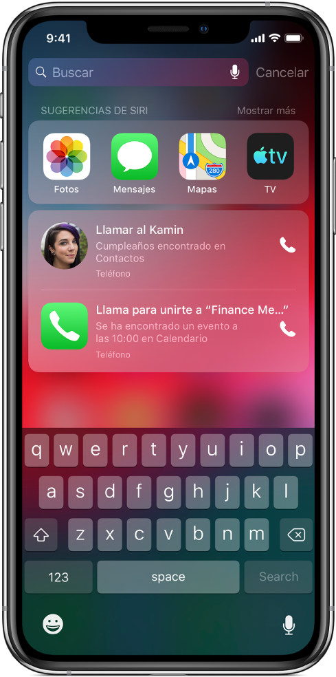 Pantalla de búsqueda con una fila de apps debajo de la etiqueta “Sugerencias de Siri”. Debajo de la fila, hay otras sugerencias de Siri para llamar a una amiga por su cumpleaños y para participar por teléfono en una reunión encontrada en el calendario.