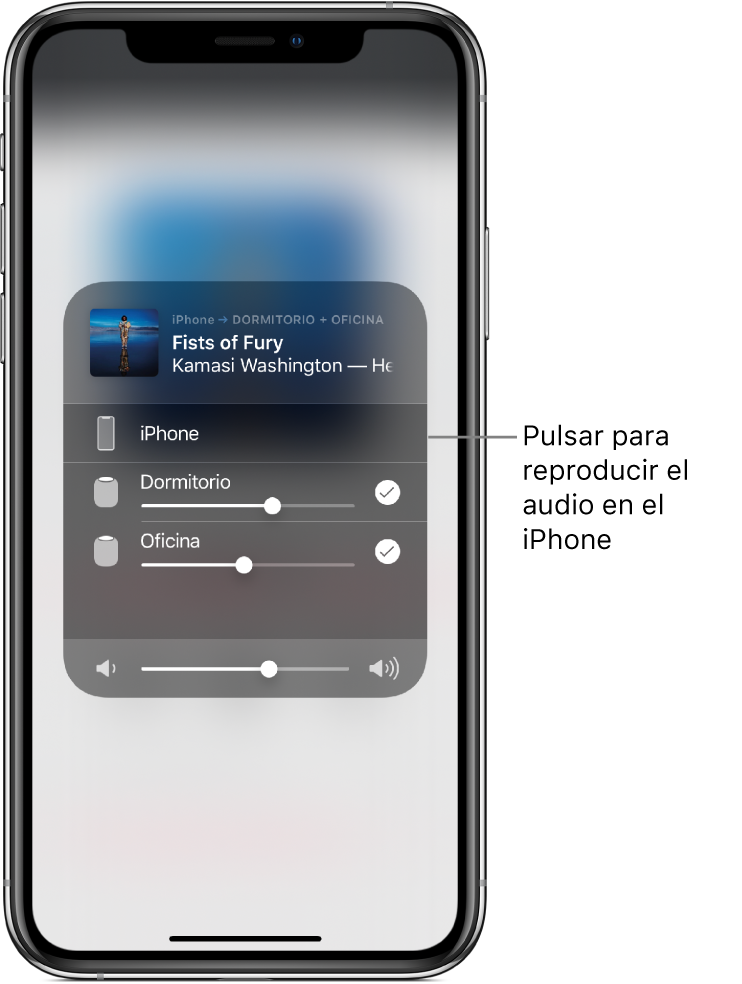Se abre una ventana de AirPlay que muestra el título de una canción y el nombre del artista en la parte superior, con un regulador de volumen en la parte inferior. El altavoz del dormitorio y el del despacho están seleccionados. Hay un texto que señala al iPhone e indica “Pulsar para cambiar el audio al iPhone”.