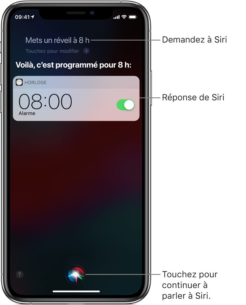 L’écran Siri affichant ce que Siri doit faire : “Mets un réveil à 8 h” et sa réponse : “OK, c’est programmé”. Une notification de l’app Horloge indique qu’un réveil est activé pour 8 h. Un bouton au centre en bas de l’écran permet de continuer à parler à Siri.