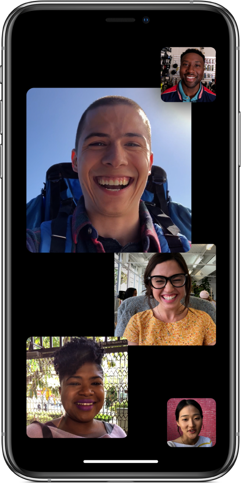 Un appel FaceTime en groupe réunissant quatre participants, dont l’auteur de l’appel. Chaque participant apparaît dans sa propre tuile ; les tuiles plus grandes indiquent les participants les plus actifs.