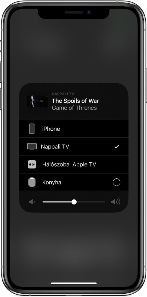 Egy megnyitott AirPlay-ablak, amelyen egy tévéműsor egyik epizódjának címe látható. Alatta az AirPlay-eszközök listája jelenik meg. A nappaliban lévő televízió van kiválasztva. Az ablak alján egy hangerőcsúszka található.