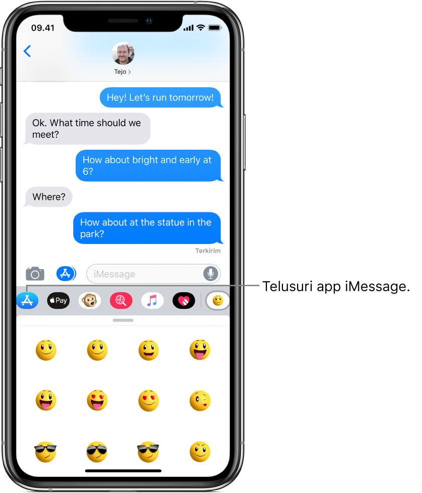 Percakapan Pesan, dengan tombol Browser App iMessage dipilih. Rak app terbuka menampilkan stiker smiley.