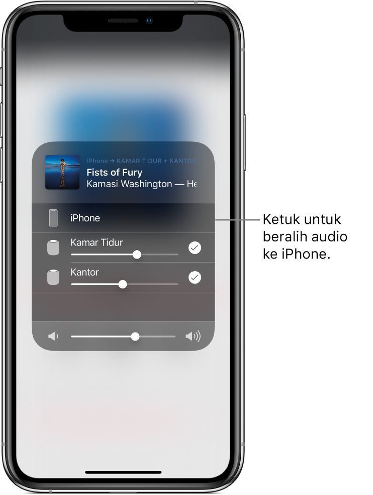 Jendela AirPlay dibuka dan menampilkan judul lagu dan nama artis di bagian atas, dengan penggeser volume di bagian bawah. Speaker kamar tidur dan kantor dipilih. Keterangan yang menunjuk ke iPhone dan bertuliskan, “Ketuk untuk beralih audio ke iPhone.”