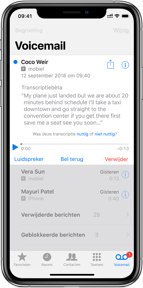 Het Voicemail-scherm. Boven in het scherm bevindt zich de titelbalk met links de knop 'Begroeting' en rechts de knop 'Wijzig'. Onder de titelbalk staat een lijst met bellers die een voicemailbericht hebben achtergelaten. Een blauwe stip geeft aan dat een bericht nog niet is beluisterd. Wanneer je op een bericht tikt, komen afspeelregelaars en de knoppen 'Luidspreker', 'Bel terug' en 'Verwijder' tevoorschijn. Een informatieknop voor elk bericht waarmee je de contactgegevens voor de beller kunt bekijken (indien beschikbaar).