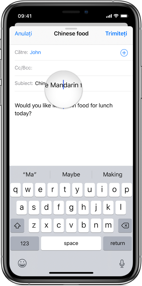 Un deget atingând ecranul pentru a obține o vizualizare mărită a textului și punctul de inserare.