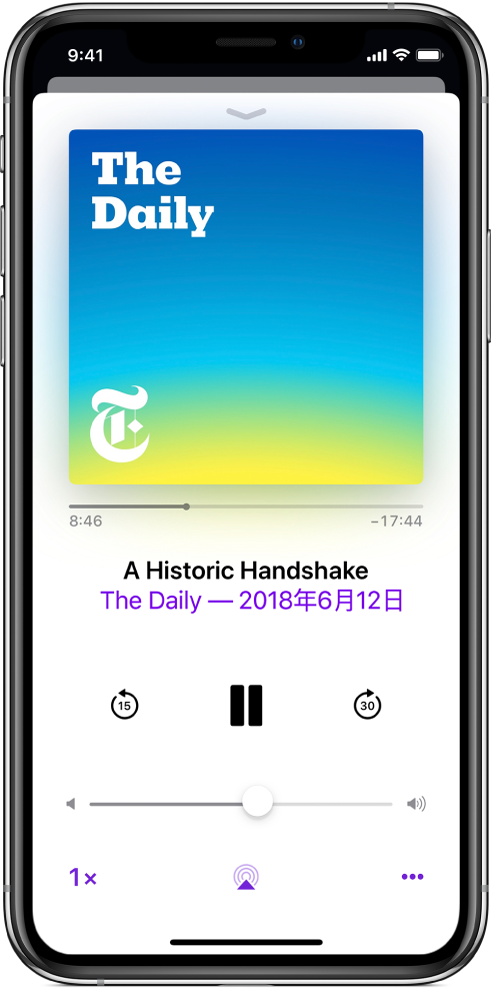 「播放中」畫面上的播放控制項目。在 Podcast 圖片下方,拖移音軌位置滑桿來回帶或快轉。在單集標題下方有回帶、播放或暫停及快轉的按鈕。在上述兩項下方是音量控制項目。左下角是更改播放速度的控制項目。右下角為「更多」按鈕。