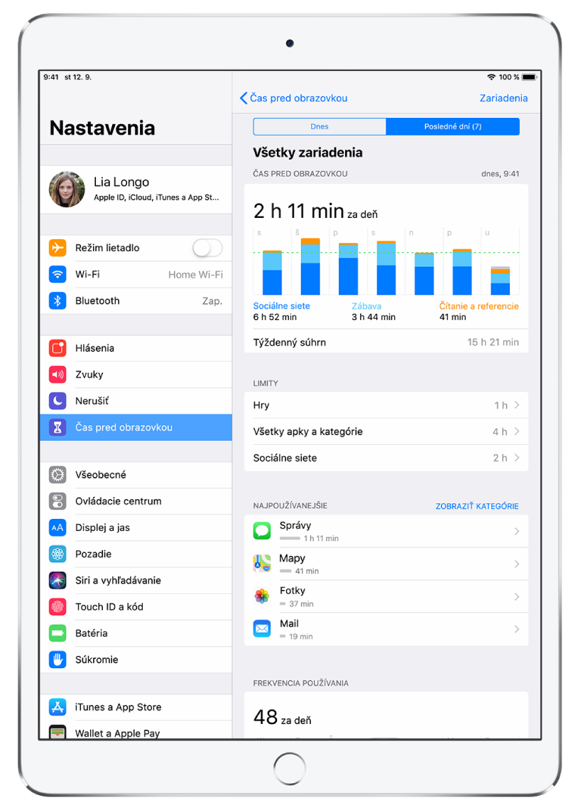 V Nastaveniach je vybratá položka Čas pred obrazovkou. Na pravej strane obrazovky je hlásenie aktivity funkcie Čas pred obrazovkou. V hornej časti hlásenia je možnosť vybrať Dnes a Posledných 7 dní. Je vybratá položka Posledných 7 dní. V hornej časti hlásenia je graf, ktorý ukazuje, koľko času bolo stráveného používaním apiek, so zábavou a sociálne siete pre každý deň týždňa. Pod grafom je časť Limity, kde si môžete nastaviť limity pre hry, apky a sociálne siete. Pod limitmi je zoznam najčastejšie používaných apiek. Naspodku hlásenia je zobrazený celkový počet zobudení zariadenia.