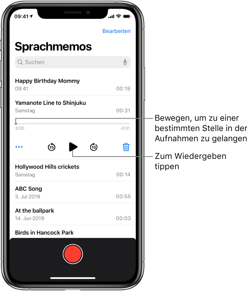 Der Bildschirm der App „Sprachmemos“ mit der Liste der Aufnahmen und der ausgewählten Aufnahme oben. Auf der Zeitleiste der Aufnahme sind die Abspielposition und links und rechts die Zeitangaben für Beginn und Ende der Aufnahme zu sehen. Unter der Zeitleiste sind die Taste „Mehr“ zum Bearbeiten, Duplizieren oder Teilen einer Aufnahme, die Tasten zum Zurückspringen und zum Vorspringen um jeweils 15 Sekunden und die Taste „Löschen“ zu sehen. Ganz unten ist die Liste der weiteren Aufnahmen zu sehen, die durch Tippen geöffnet werden können.