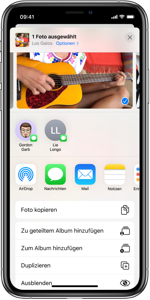 Der Freigabebildschirm der App „Fotos“. Das ausgewählte Foto befindet oben auf dem Bildschirm. Unter dem Foto sind die Freigabeoptionen. Unter den Freigabeoptionen befindet sich eine Liste mit Aktionen; diese lauten von oben nach unten: „Foto kopieren“, „Zu geteiltem Album hinzufügen“, „Zu Album hinzufügen“, „Duplizieren“ und „Ausblenden“.