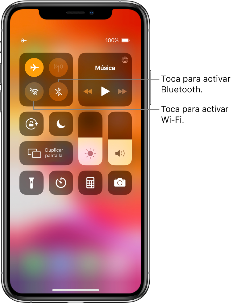 Centro de control con el modo avión activado y textos explicando que al tocar el botón de la parte inferior izquierda del grupo de controles de la parte superior izquierda activa el Wi-Fi; y que al tocar el botón inferior derecho del grupo activa el Bluetooth.