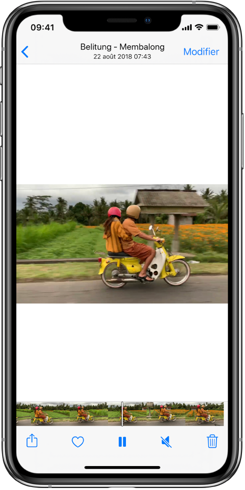 Un lecteur vidéo est au centre de l’écran. En bas de l’écran, un visualiseur de cadres affiche des cadres de gauche à droite. Sous le visualiseur de cadres se trouvent, de gauche à droite, les boutons Partager, Favori, Pause, « Couper le son » et Supprimer.