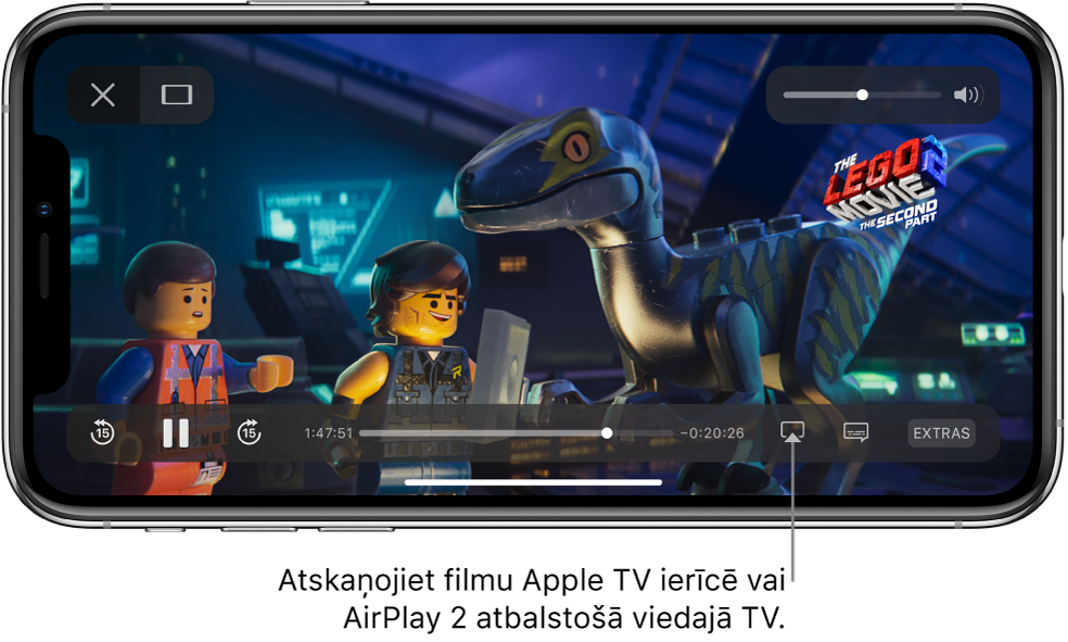 iPhone tālruņa ekrānā tiek atskaņota filma. Ekrāna apakšdaļā ir atskaņošanas vadīklas, to skaitā poga Screen Mirroring apakšā pa labi.