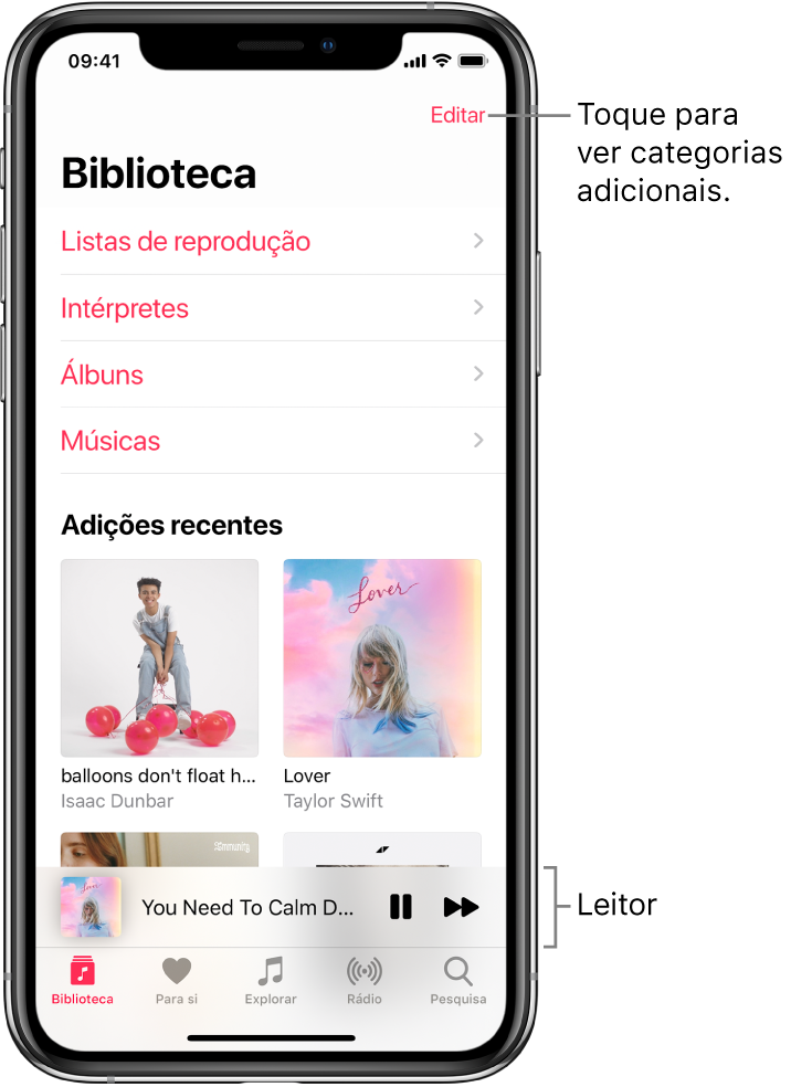 O ecrã Biblioteca a mostrar uma lista de categorias, incluindo as “Listas de reprodução”, Intérpretes, Álbuns e Músicas. O título “Adicionadas recentemente” é apresentado por baixo da lista. O leitor com o título da música atual e os botões Pausar e Seguinte ao fundo.