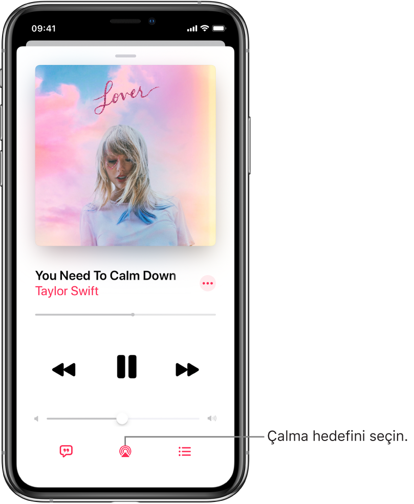 Ekranın alt kısmındaki Çalma Hedefi düğmesi ile birlikte Müzik için Şu An Çalınan ekranında çalma denetimleri.