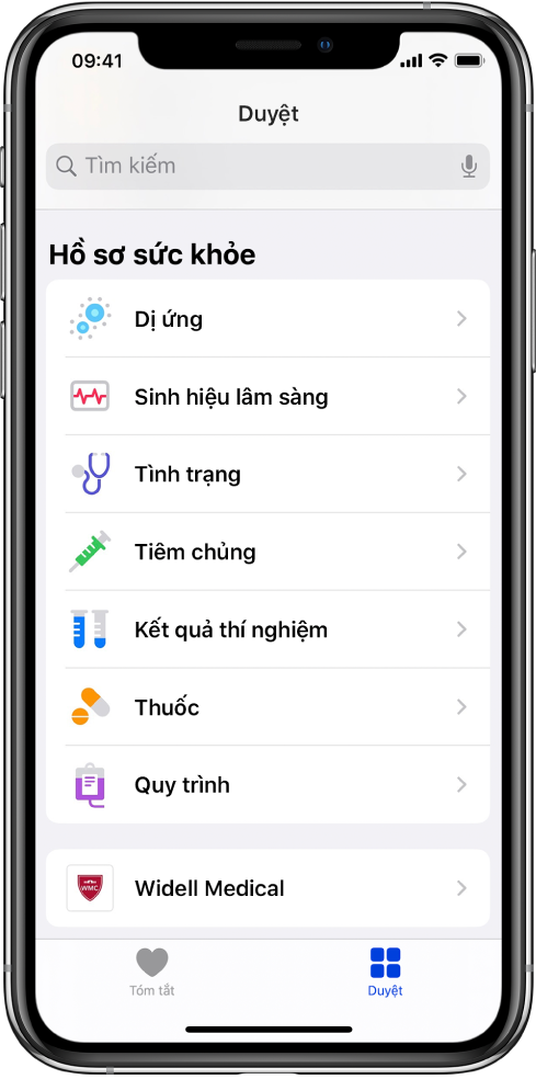 Màn hình Hồ sơ sức khỏe trong ứng dụng Sức khỏe. Màn hình liệt kê các danh mục bao gồm Dị ứng, Sinh hiệu lâm sàng và Tình trạng. Bên dưới danh sách các danh mục là một nút cho Widell Medical. Ở cuối màn hình, nút Duyệt được chọn.