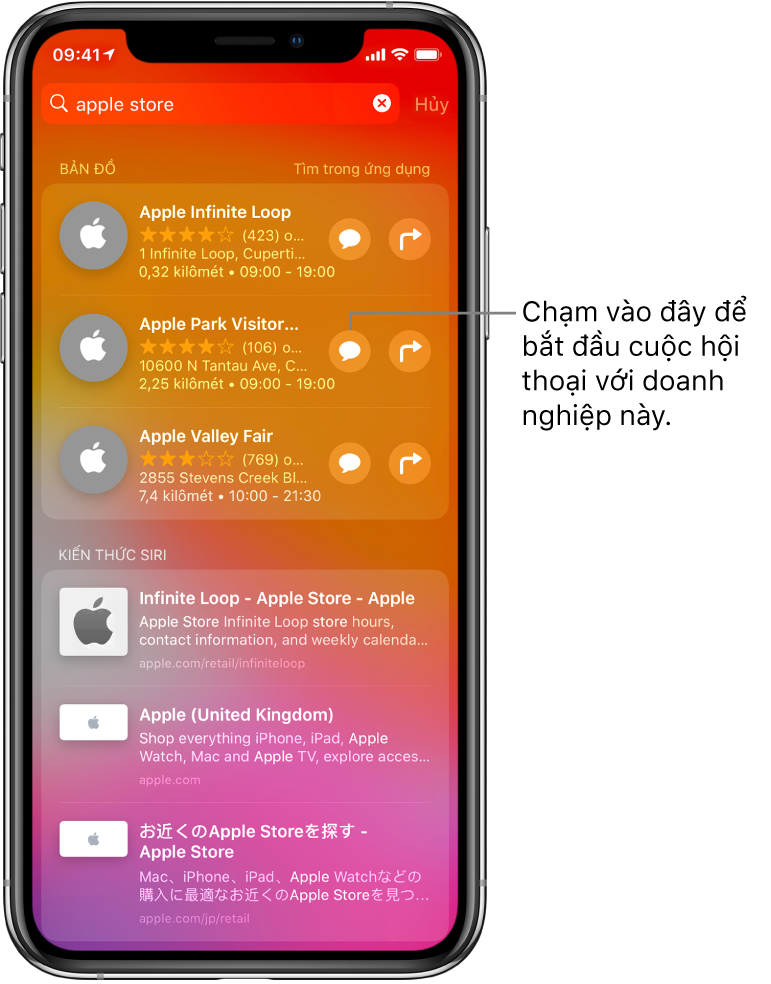 Màn hình Tìm kiếm đang hiển thị các mục đã tìm thấy cho Apple Store trong App Store, Bản đồ và Trang web. Từng mục hiển thị mô tả ngắn, xếp hạng hoặc địa chỉ và từng trang web hiển thị một URL. Mục đầu tiên hiển thị một nút để chạm để bắt đầu cuộc trò chuyện với doanh nghiệp với Apple Store.