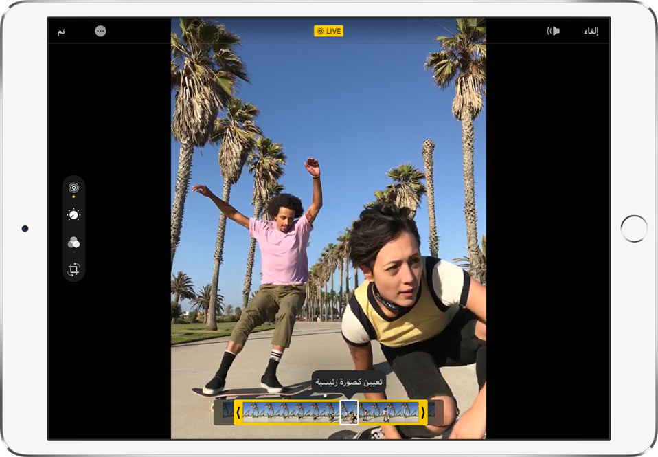 صورة Live Photo في وضع تحرير. تم تحديد زر Live على الجانب الأيمن من الشاشة. تظهر الصورة في منتصف الشاشة وإطارات Live Photo تظهر أسفلها. يظهر إطار الصورة الرئيسية المحدد مخططًا بالأبيض؛ ويظهر خيار تعيين كصورة رئيسية فوق الإطار.