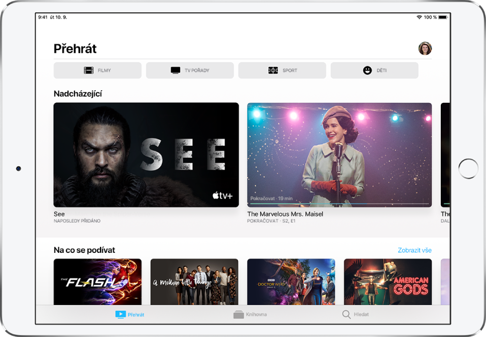 Obrazovka Na co se dívat s tlačítky pro Filmy, TV pořady, Sport a Děti podél horního okraje. Uprostřed je vidět řádek Nadcházející a pod ním řádek Na co se dívat. U dolního okraje se zleva doprava nacházejí panely Na co se dívat, Knihovna a Hledat