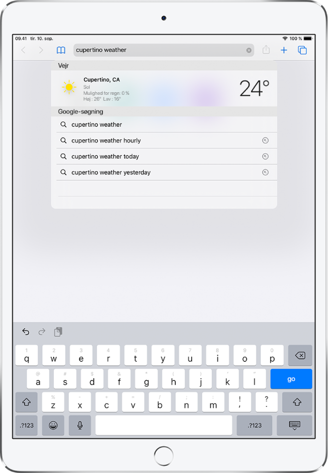 Øverst på skærmen findes søgefeltet i Safari med teksten “cupertino weather”. Under søgefeltet er der et resultat, der viser vejret nu og temperaturen i Cupertino. Derunder er der resultater fra Google-søgning, inklusive “cupertino weather”, “cupertino weather hourly”, “cupertino weather yesterday” og “cupertino weather year round”. Til højre for hvert resultat er der en blå pil, der linker til det pågældende søgeresultats side.