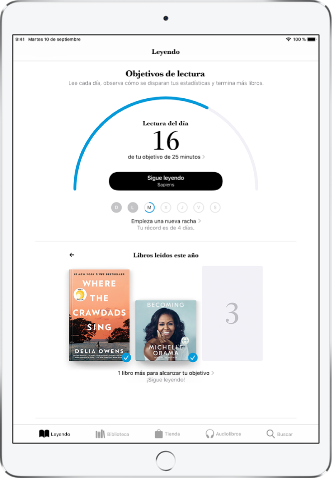 La sección “Objetivos de lectura” en Leyendo. El contador de lectura indica que se han completado 10 minutos de un objetivo de 20 minutos. Debajo del contador está el botón “Seguir leyendo” y círculos con los días de la semana, de domingo a sábado. Los círculos del domingo y el lunes están en azul porque se ha alcanzado el objetivo de lectura de esos días. El círculo del martes está subrayado solo por la mitad para indicar lo que se lleva leído ese día. Los círculos del miércoles hasta el sábado están en gris. En el centro de la pantalla se muestran los “Libros leídos este año”. Tres cuadrados indican un objetivo de lectura de tres libros. La portada de un libro ocupa un cuadrado, lo que indica que se ha leído un libro ese año.