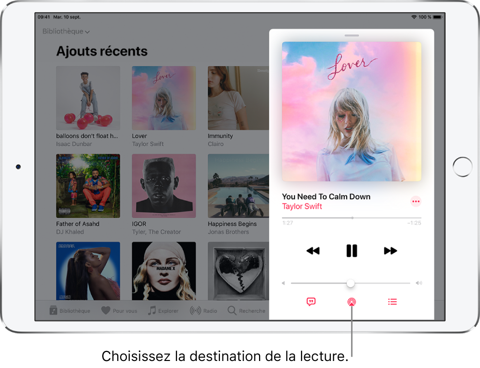 Les commandes de lecture sur l’écran « À l’écoute » pour Musique. Le bouton « Destination pour la lecture » figure en bas de l’écran.