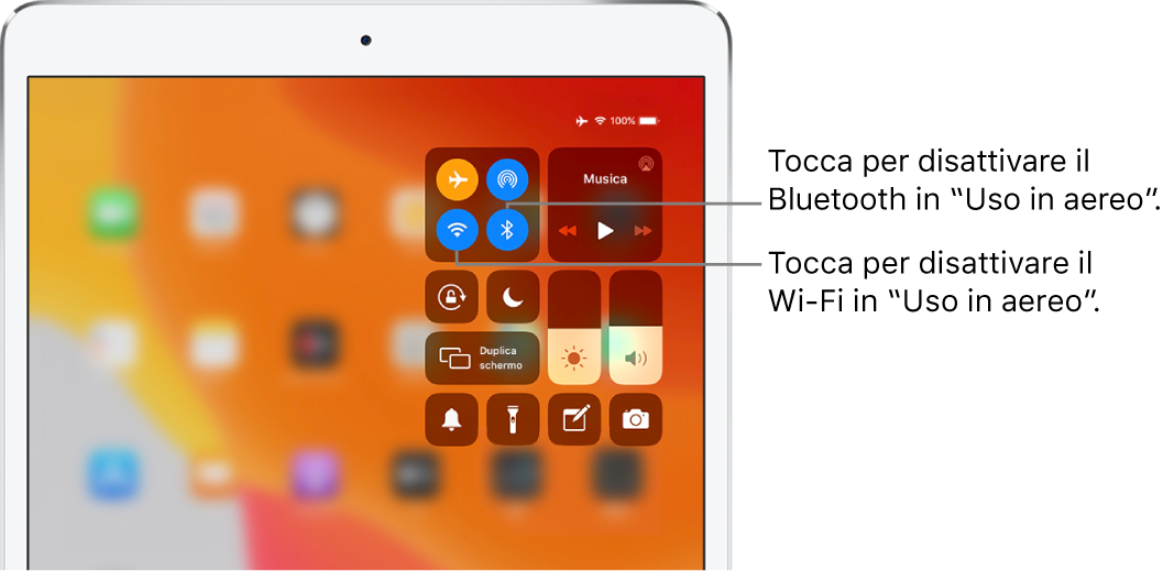 Centro di Controllo con la modalità di uso in aereo attivata, con didascalie che spiegano che toccando il pulsante in basso a sinistra nel gruppo di controlli in alto a sinistra si disattiva il Wi-Fi e toccando il pulsante in basso a destra del gruppo si disattiva il Bluetooth.