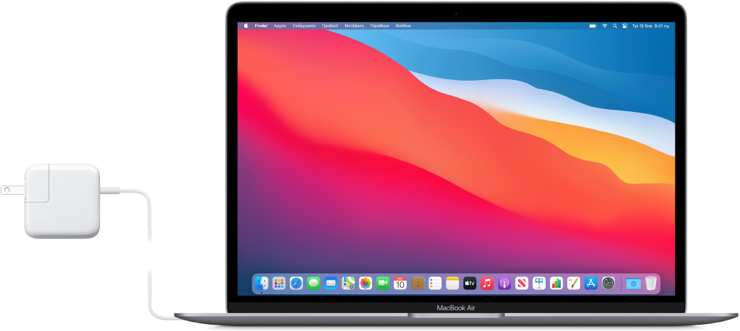 MacBook Air με συνδεδεμένο το τροφοδοτικό.