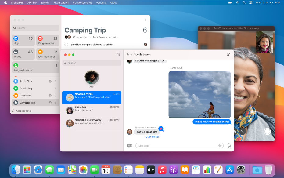 El escritorio de una Mac con Recordatorios, Mensajes y FaceTime abiertos. Mensajes en primer plano con varias conversaciones en la barra lateral y un chat grupal en el lado derecho.