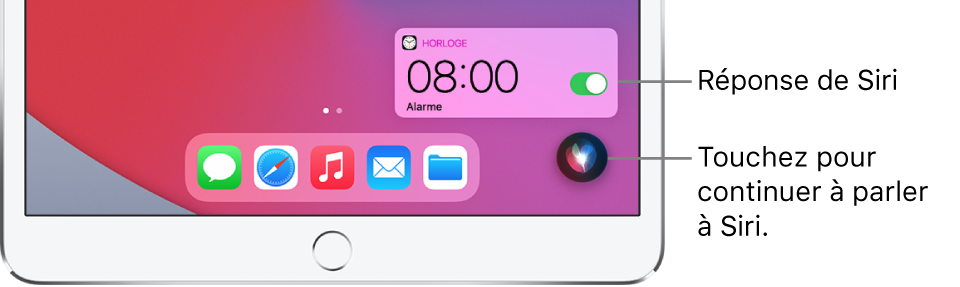 Siri sur l’écran d’accueil. Une notification de l’app Horloge indique qu’un réveil est activé pour 8 h. Un bouton en bas à droite de l’écran permet de continuer à parler à Siri.