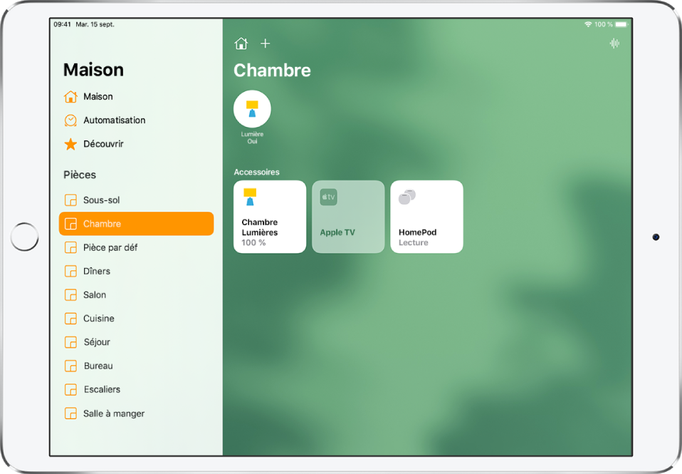 L’app Maison avec la barre latérale sur la gauche. Sous Pièces, l’option Chambre est sélectionnée dans la barre latérale. En haut à droite de la barre latérale se trouvent les boutons « Réglages de Maison » et Ajouter. Le bouton Interphone se trouve en haut à droite. Un bouton d’état pour une lumière se trouve en haut et indique que la lumière est allumée. Des boutons d’accessoires pour les lumières de la chambre, l’Apple TV et le HomePod s’affichent en dessous.