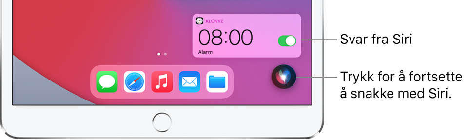 Siri på Hjem-skjermen. Er varsling fra Klokke-appen viser at en alarm er satt til kl. 08:00. En knapp nederst til høyre av skjermen brukes til å fortsette å snakke med Siri.