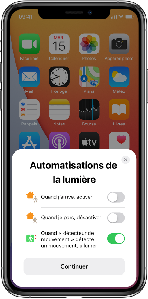 Fenêtre sur l’écran d’accueil affichant trois suggestions d’automatisation des lumières : « Quand j’arrive, activer », « Quand je pars, désactiver » et « Quand “détecteur de mouvement” détecte un mouvement, allumer ». Un bouton Continuer se trouve en dessous.