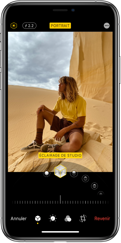L’écran Modifier d’une photo prise en mode Portrait. En haut à gauche de l’écran se trouvent les boutons « Intensité de l’éclairage » et « Réglage de la profondeur ». En haut, au centre de l’écran, le bouton Portrait est activé et en haut à droite se trouve le bouton Modules. La photo est au centre de l’écran ; sous celle-ci se trouve un curseur permettant de choisir l’effet d’éclairage de portrait et encore en dessous se trouve un curseur permettant d’ajuster la valeur. En bas de l’écran, de gauche à droite, se trouvent les boutons Annuler, Portrait, Ajuster, Filtres, Recadrer et Rétablir.
