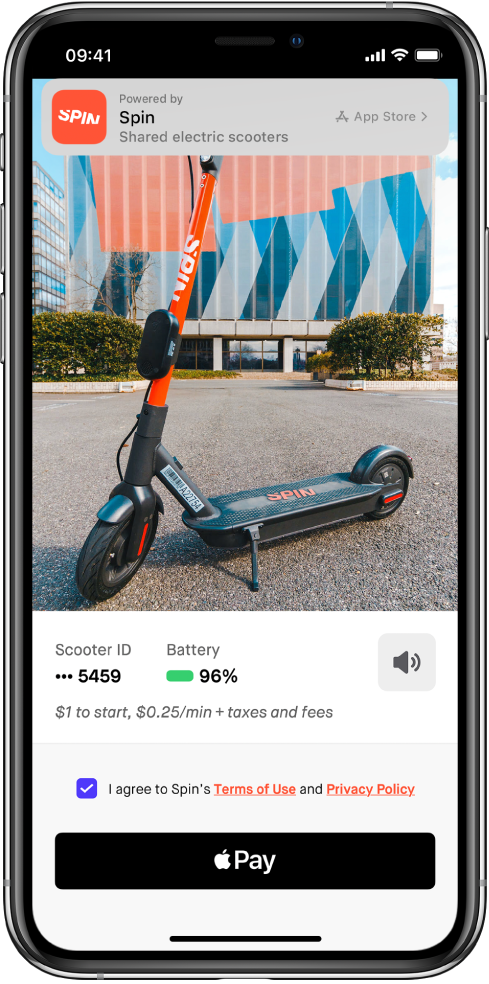 Un extrait d’app affichant le bouton Apple Pay au bas de l’écran. Une bannière située en haut de l’écran contient un lien vers l’app dans l’App Store.