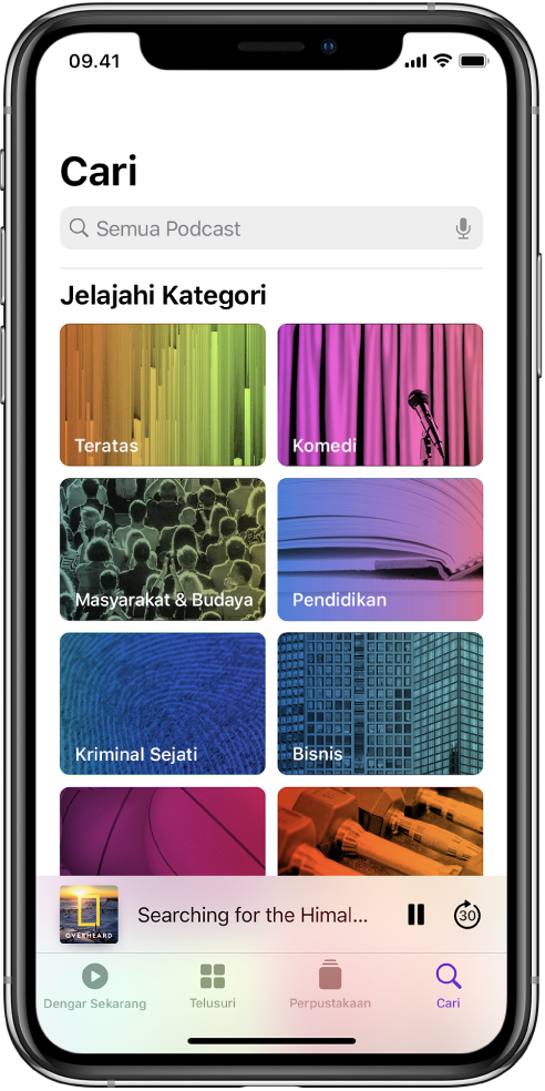 Layar Cari menampilkan kategori Peringkat Teratas, Komedi, Masyarakat & Budaya, Berita, Kejahatan Berdasarkan Kisah Nyata, dan Bisnis.