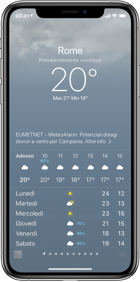 La schermata di Meteo che mostra, dall'alto verso il basso: il luogo, l'avviso per un forte temporale,la temperatura attuale, la massima e la minima per la giornata e un grafico che mostra i livelli per le precipitazioni dell'ora successiva. Nella parte inferiore dello schermo sono visibili le previsioni orarie, seguite da una serie di punti che indicano il numero di luoghi nell'elenco delle località. Nell'angolo in basso a destra è presente il pulsante “Modifica città”.