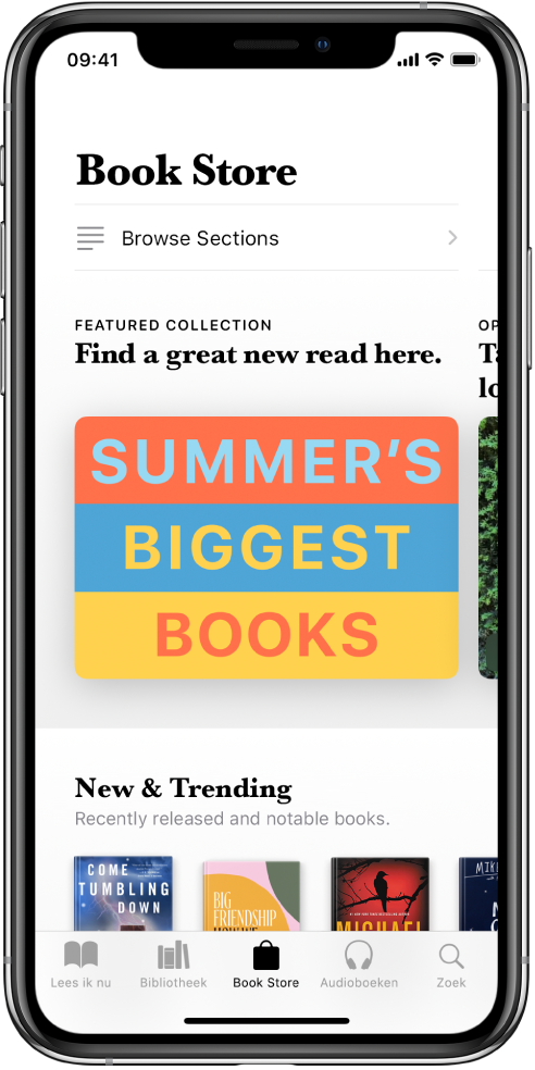 In de Boeken-app, een scherm in de Book Store. Onder in het scherm staan van links naar rechts de tabbladen 'Lees ik nu', 'Bibliotheek', 'Book Store', 'Audioboeken' en 'Zoek'. Het tabblad 'Book Store' is geselecteerd. Op scherm staan ook boeken en boekcategorieën die je kunt kopen en doorbladeren.