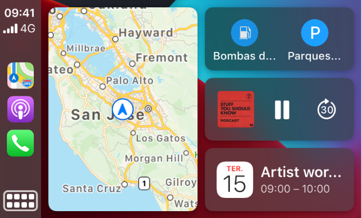 Painel de instrumento do CarPlay a mostrar ícones das aplicações Mapas, Podcasts e Telefone à esquerda, o mapa de um itinerário de carro ao meio e três elementos empilhados à direita. O primeiro elemento à direita mostra a navegação para “Bombas de gasolina” e “Parque de estacionamento”. O elemento do meio, à direita, mostra os controlos de reprodução de multimédia. O último elemento indica uma marcação futura do calendário.