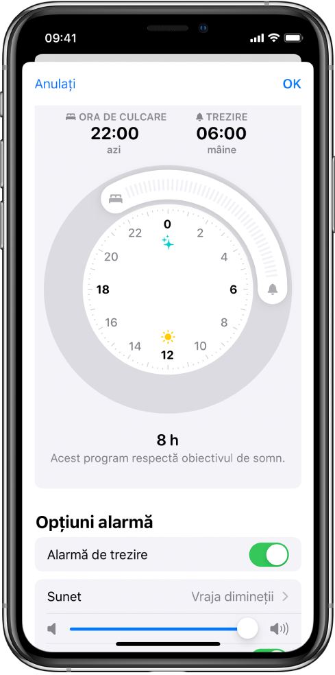 Ecranul de configurare pentru Somn în aplicația Sănătate. În mijlocul ecranului se află un ceas, iar Ora de culcare este configurată la 22:00 și ora de trezire la 06:00. Sub Opțiuni alarmă, este activată o Alarmă de trezire, sunetul selectat este Vraja dimineții, iar volumul este ridicat.