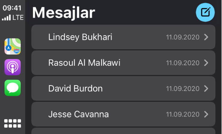 Birçok mesajı gösteren CarPlay ekranı.