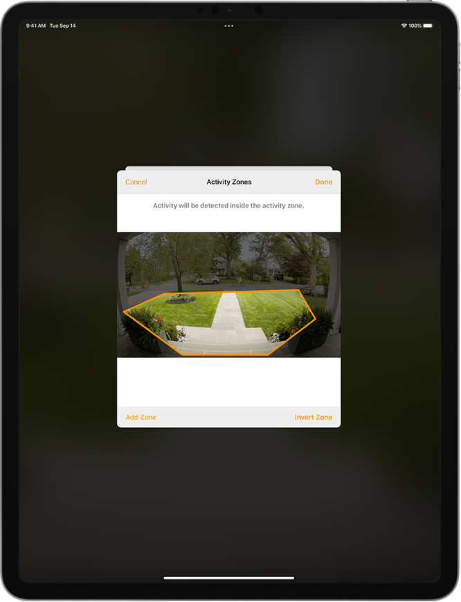 Екранът на iPad, показващ зона на активност с изображение, заснето от камерата на домофона. Зоната на активност обхваща предната площадка и алеята, но изключва тротоара и подхода за автомобил. Бутоните Cancel (Откажи) и Done (Готово) са над изображението. Бутоните Add Zone (Добави зона) и Invert Zone (Инвертирана зона) са отдолу.