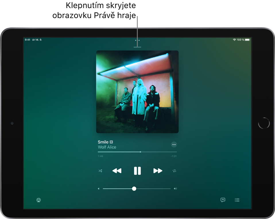 Obrazovka „Právě hraje“ s grafikou alba. Dole název skladby, jméno umělce, tlačítko Další, přehrávací hlava, ovládací prvky přehrávání, jezdec hlasitosti, tlačítko Text, tlačítko Směrování audia a tlačítko Fronta. Nahoře tlačítko „Skrýt obrazovku Právě hraje“.