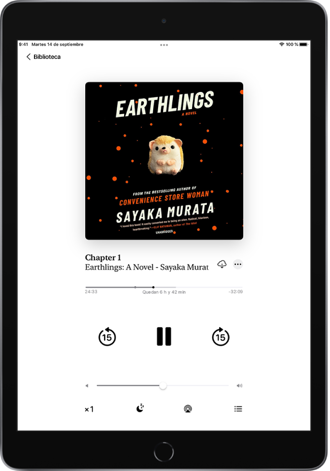 Pantalla del reproductor de audiolibros con la portada del audiolibro en la parte superior central. Debajo de la portada está el número de pista, el título del audiolibro y el autor. Bajo el nombre del audiolibro está el cursor de reproducción y, debajo, los controles de reproducción, pausa, avanzar y retroceder. Por debajo de los controles de reproducción está el regulador del control de volumen. En la parte inferior de la pantalla, de izquierda a derecha, se encuentran los botones “Velocidad de reproducción”, Reposo, “Destino de la reproducción” y “Lista de pistas”. El botón Biblioteca está en la esquina superior izquierda.