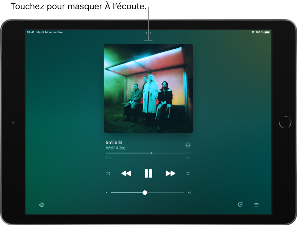 L’écran À l’écoute avec l’illustration de l’album. En dessous se trouvent le titre du morceau, le nom de l’artiste, le bouton Plus, la tête de lecture, les commandes de lecture, le curseur de volume, le bouton Paroles, le bouton « Destination pour la lecture » et le bouton « File d’attente ». Le bouton pour masquer À l’écoute se trouve en haut.