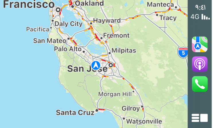 تطبيق CarPlay يعرض أيقونات الخرائط والبودكاست والهاتف على اليمين وخريطة للمنطقة الحالية على اليسار.