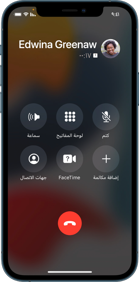 شاشة الهاتف تعرض أزرار الخيارات المتوفرة أثناء إجراء مكالمة. في الصف العلوي، من اليمين إلى اليسار تظهر الأزرار: كتم الصوت، ولوحة الأرقام، والسماعة. في الصف السفلي، من اليمين إلى اليسار تظهر الأزرار: إضافة مكالمة، وFaceTime، وجهات الاتصال.