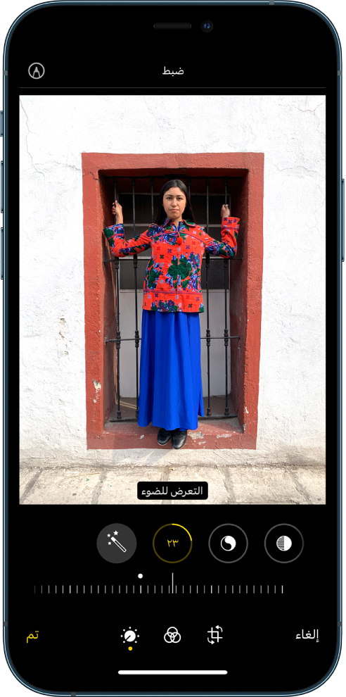 شاشة تحرير مع عرض صورة في المنتصف. أسفل الصورة توجد أزرار تحرير للتحسين والتعرُّض للضوء والتألق والتمييزات. تم تحديد الإضاءة. أسفل أزرار التحرير، يوجد شريط تمرير لضبط مستويات الإضاءة. أسفل شريط التمرير، من اليمين إلى اليسار تظهر الأزرار ضبط والفلاتر واقتصاص وتم. زر توصيف موجود في الزاوية العلوية اليسرى.