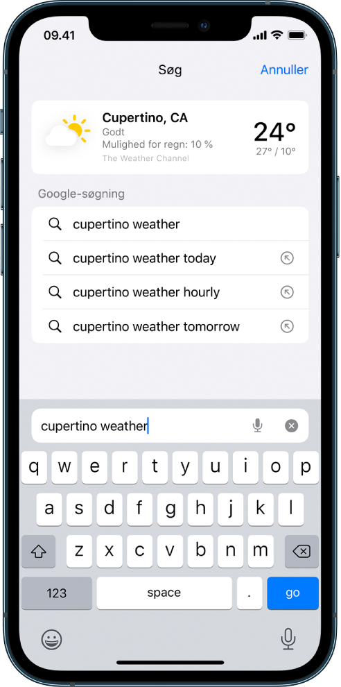 Nederst på skærmen findes søgefeltet i Safari med teksten “cupertino weather”. Øverst på skærmen er der et resultat fra appen Vejr, der viser vejret og temperaturen i Cupertino. Nedenunder er der Google-søgeresultater. Til højre for hvert resultat er der en pil, der linker til det pågældende søgeresultats side.