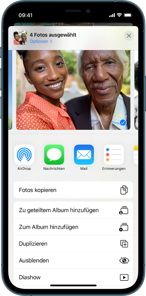 Der Bildschirm „Teilen“ der App „Fotos“. Das ausgewählte Foto befindet oben auf dem Bildschirm. Unter dem Foto sind die Freigabeoptionen. Unter den Freigabeoptionen befindet sich eine Liste mit Aktionen; diese lauten von oben nach unten: „Fotos kopieren“, „Zu geteiltem Album hinzufügen“, „Zu Album hinzufügen“, „Duplizieren“, „Ausblenden“ und „Diashow“.