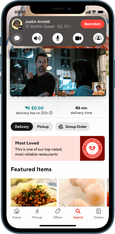 Ein FaceTime-Anruf zeigt die teilnehmenden Personen, die Videoinhalte und Bildschirminhalte teilen, u. a. die Webseite eines Restaurants für eine Essensbestellung.